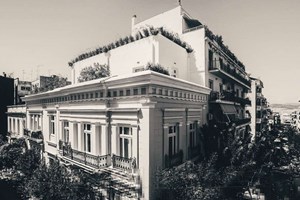 69 χρόνια πριν: Η Έλλη Λαμπέτη με μελαγχολικό βλέμμα ποζάρει στο λιμάνι της Υδρας