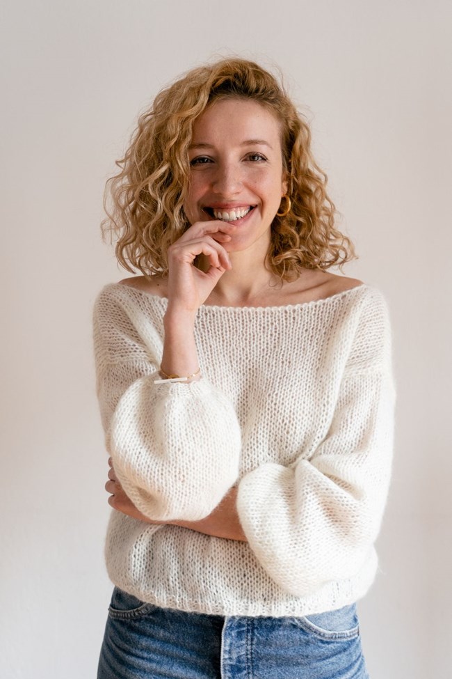 Plexida Knitwear: Η Αλεξάνδρα Κουζιάκη, δημιουργεί βιώσιμα πλεκτά που υμνούν την ήσυχη πολυτέλεια