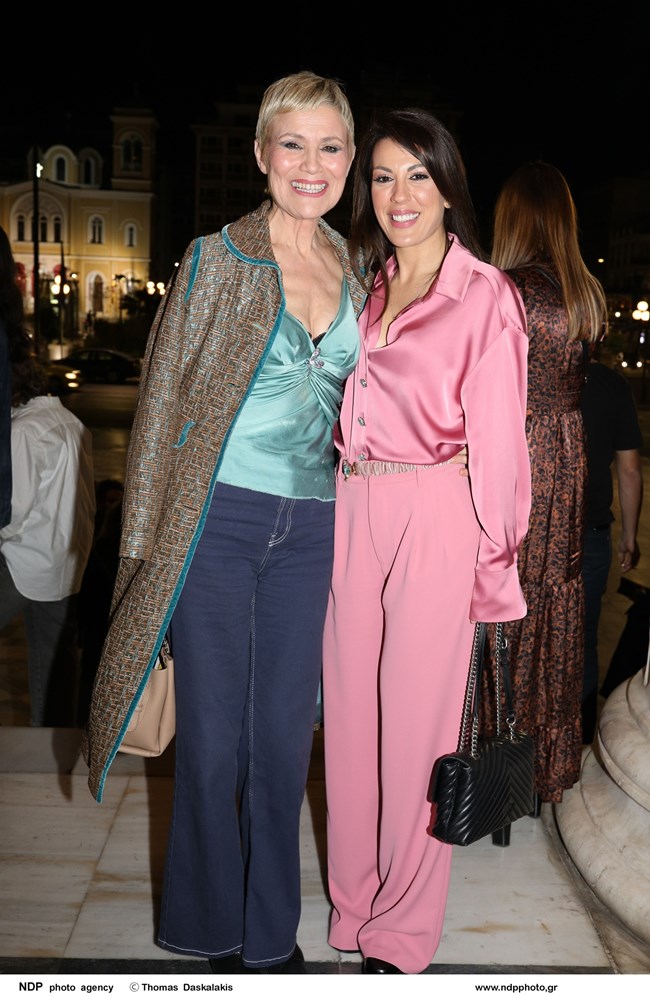 Κωνσταντίνα Μιχαήλ-Άννα Μενενάκου: Φόρεσαν την πιο ωραία τάση της άνοιξης στα μπλουζάκια