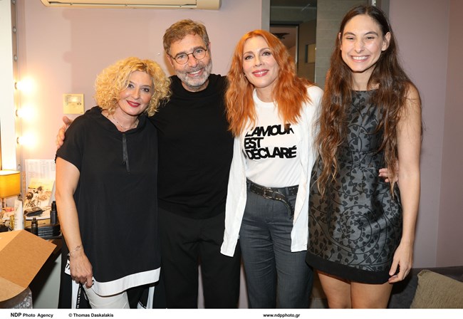 Σμαράγδα Καρύδη: Αγκαλιά με τον Θοδωρή Αθερίδη και την κόρη του, Φωτεινή σε βραδινή έξοδο