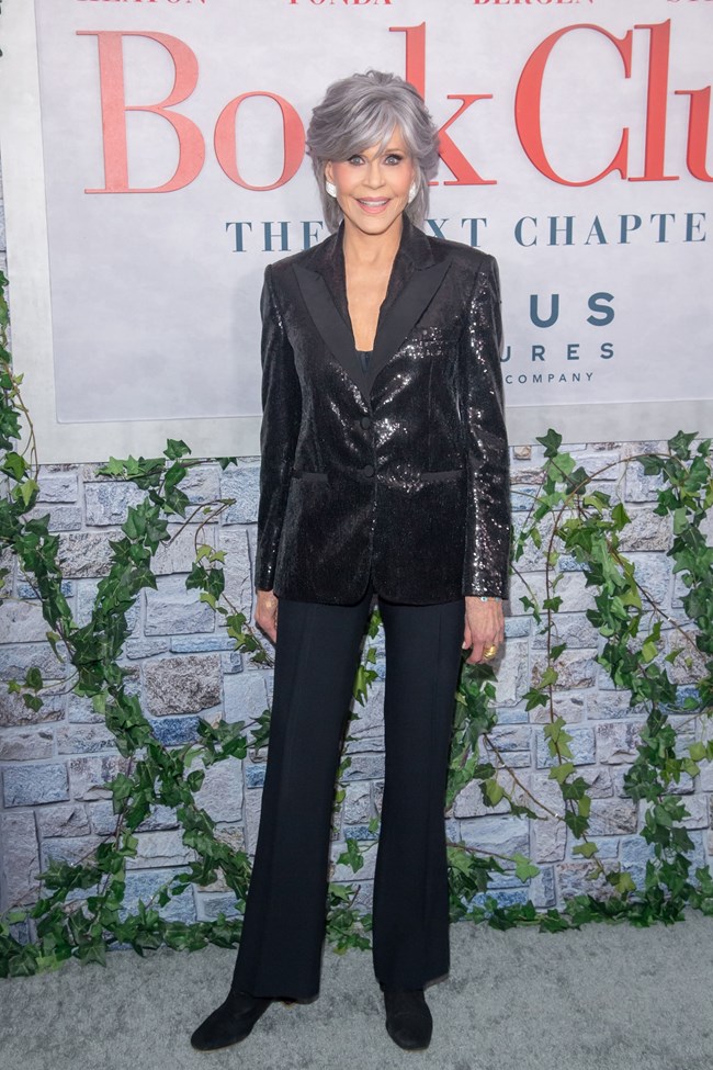 Τζέιν Φόντα: "Είμαι πολύ χαρούμενη που άφησα γκρίζα τα μαλλιά μου. Κουράστηκα με τον χρόνο που ξόδευα, τα χρήματα και τα χημικά"