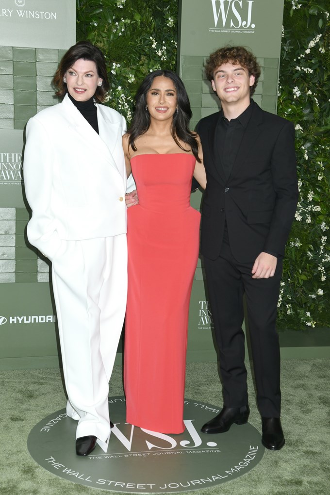 Σάλμα Χάγιεκ - Λίντα Εβαντζελίστα - Ογκουστίν: Μητριά, μαμά και γιος φωτογραφίζονται αγκαλιά, ξεχνώντας το δυσάρεστο παρελθόν