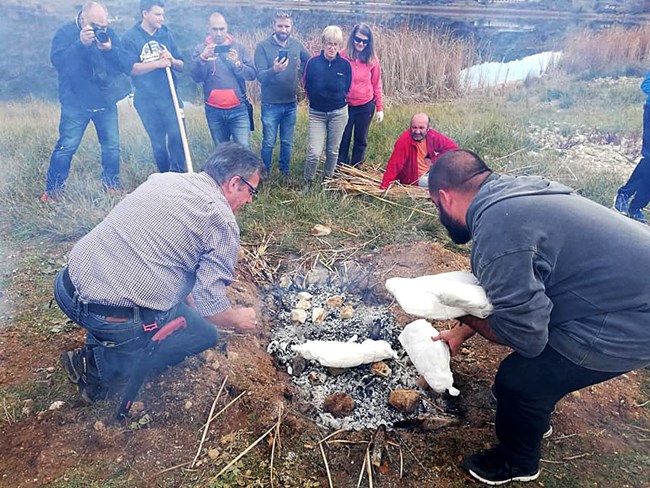 Ιωάννινα: Μαγειρεύουν φαγητό, όπως...παλιά