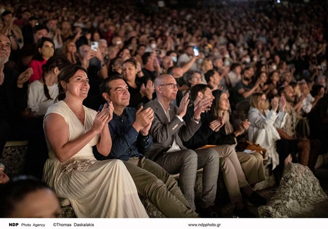 Μπέτυ Μπαζιάνα: Με αρχαιοελληνικό total white look στην Επίδαυρο