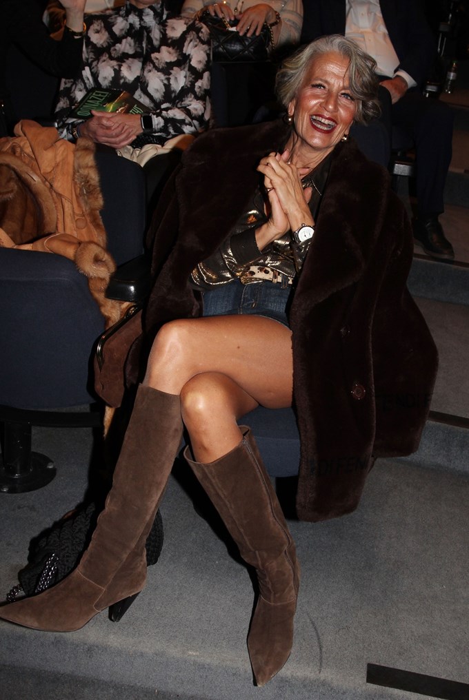 H Λουκία Παπαδάκη με mini φούστα και suede μπότες σε βραδινή έξοδο