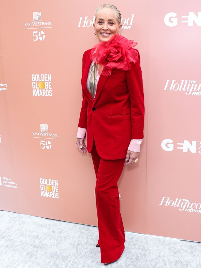 H Σάρον Στόουν εμφανίστηκε με εντυπωσιακό κόκκινο κοστούμι και έφερε το καλοκαίρι