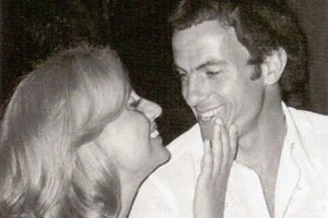 Το παθιασμένο φιλί της Βίκυς Μοσχολιού στον Μίμη Δομάζο μέσα στο γήπεδο ποδοσφαίρου