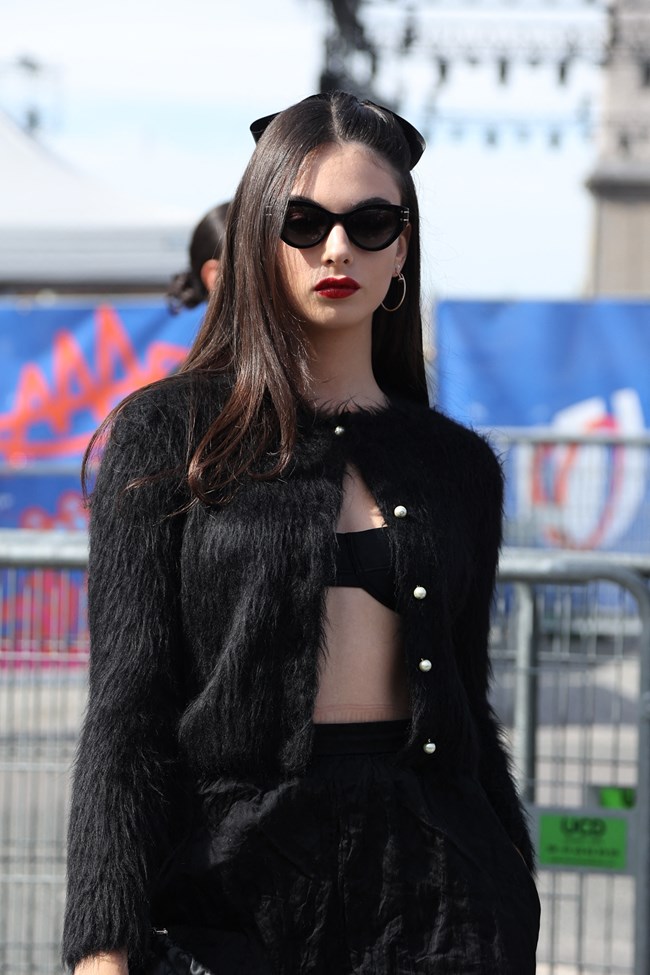 H Ντέβα Κασέλ, κόρη της Μπελούτσι, γοήτευσε στο Παρίσι