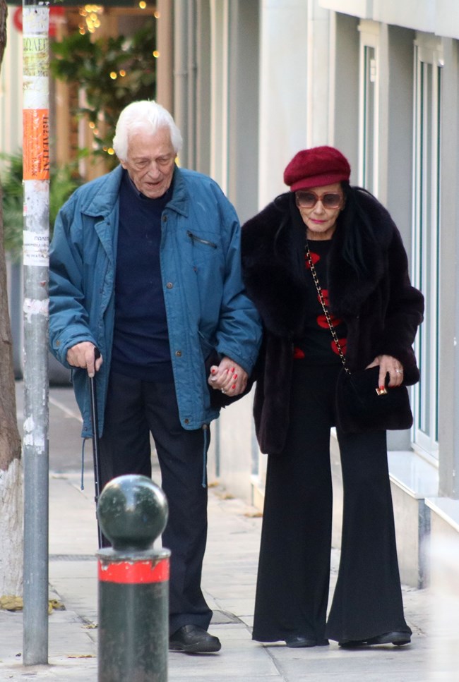 Ζωζώ Σαπουντζάκη: Βόλτα στη Διονυσίου Αρεοπαγίτου με τον σύντροφό της