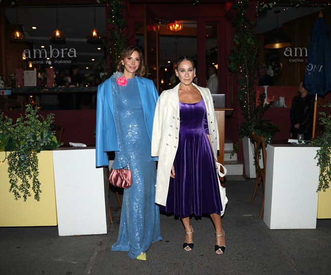 Ωραία στη μωβ- Η Σάρα Τζέσικα Πάρκερ με υπέροχο βελούδινο φόρεμα