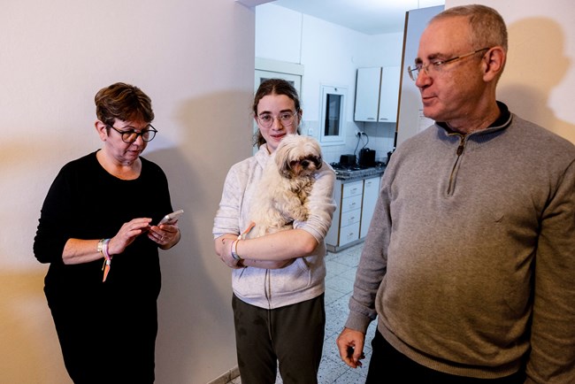 Ανθρώπινη ιστορία: Η έφηβη Ισραηλινή Μία μιλάει για την ομηρεία της στα χέρια της Χαμάς μαζί με το σκυλάκι της στη Γάζα