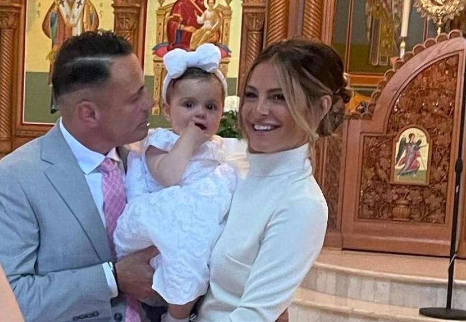 Μαρία Μενούνος: Χειροκροτεί την κόρη της, Αθηνά, την ώρα που κάνει τα πρώτα της βήματα