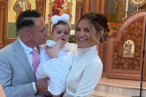 Μαρία Μενούνος: Χειροκροτεί την κόρη της, Αθηνά, την ώρα που κάνει τα πρώτα της βήματα