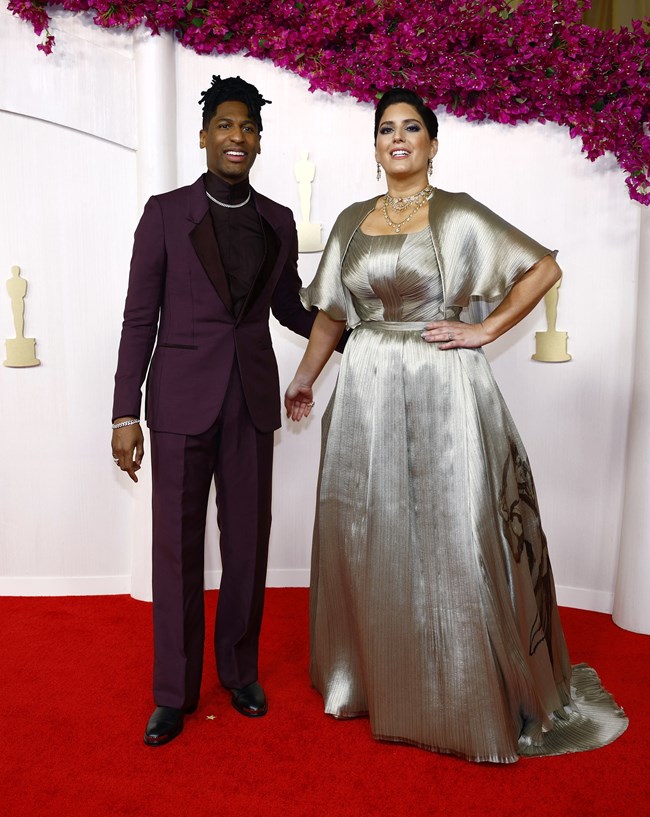 Αντζελίνα Τζολί: Η "μυστική" εμφάνισή της στο κόκκινο χαλί