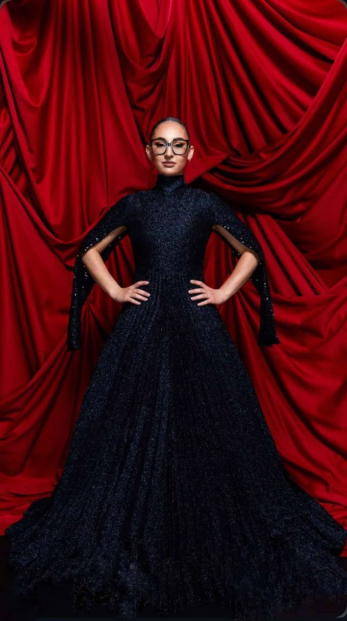 Η "αφανής" πρωταγωνίστρια πίσω από το επιβλητικό φόρεμα της Κλαυδίας για τη Eurovision 2025