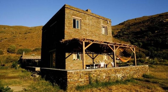 Το σπίτι της Ελένης Μενεγάκη στην Άνδρο είναι ένας επίγειος παράδεισος