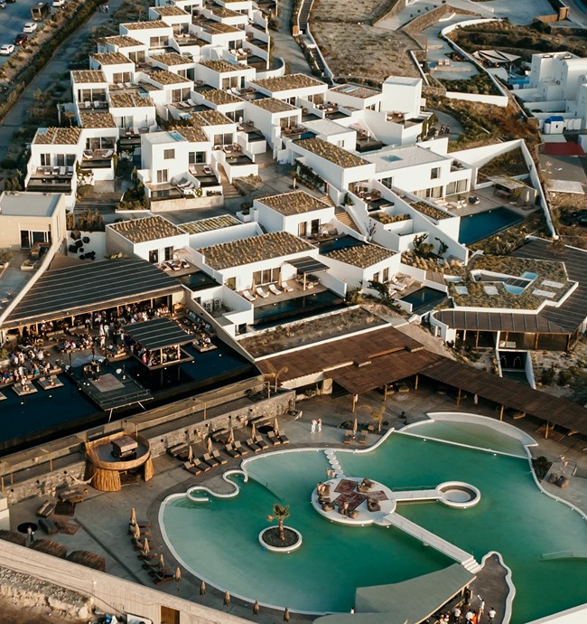 Pacman Santorini: Γκουρμέ γεύσεις, cocktails και μουσικά events με φόντο το ωραιότερο ηλιοβασίλεμα του κόσμου