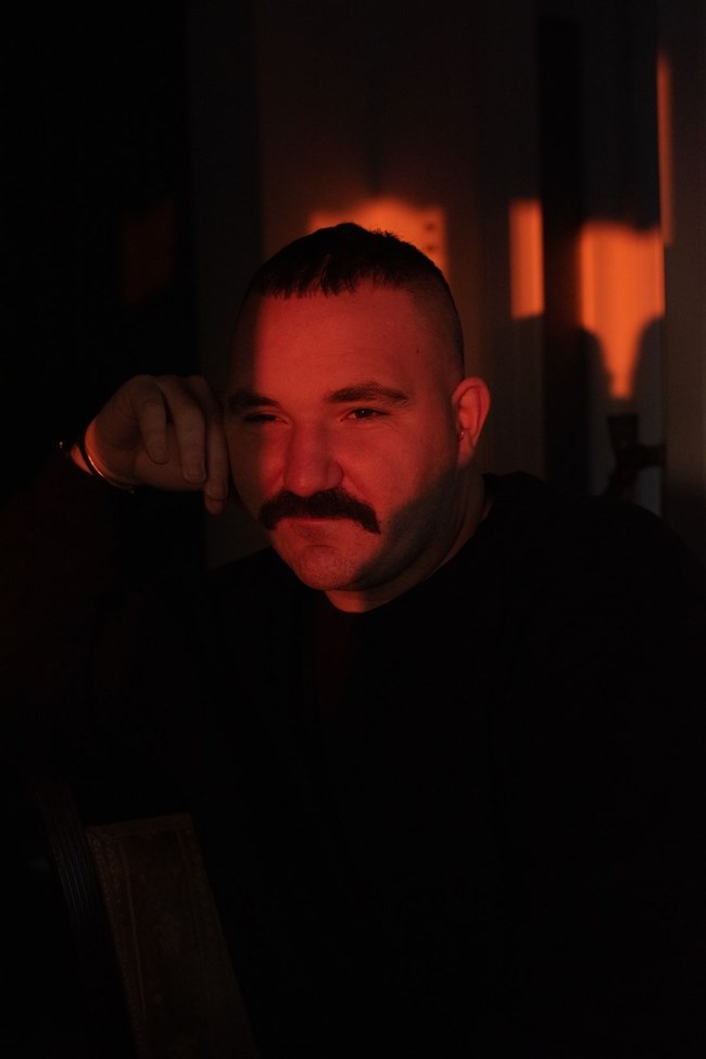 Ο Γιώργος Μεσημέρης με τα HardClo δημιούργησε έναν κόσμο με το δικό του αλφάβητο