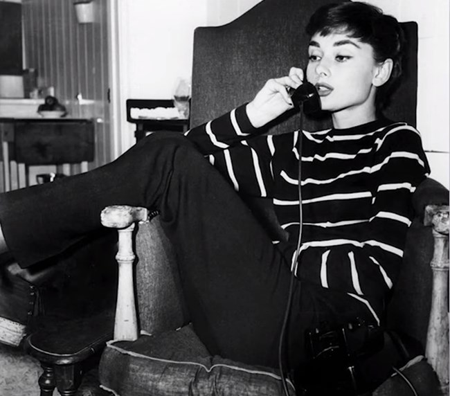 Έξι διαχρονικά staples από την γκαρνταρόμπα της Όντρεϊ Χέπμπορν που δεν θα σταματήσουμε ποτέ να φοράμε