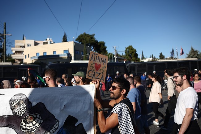Πορεία στην πρεσβεία του Ισραήλ: "Στη Γάζα χτυπάει του κόσμου η καρδιά, με την Παλαιστίνη ως τη λευτεριά"