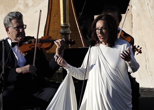 Νάνα Μούσχουρη: Συγκλόνισε η 89χρονη διεθνούς φήμης τραγουδίστρια στο Καλλιμάρμαρο