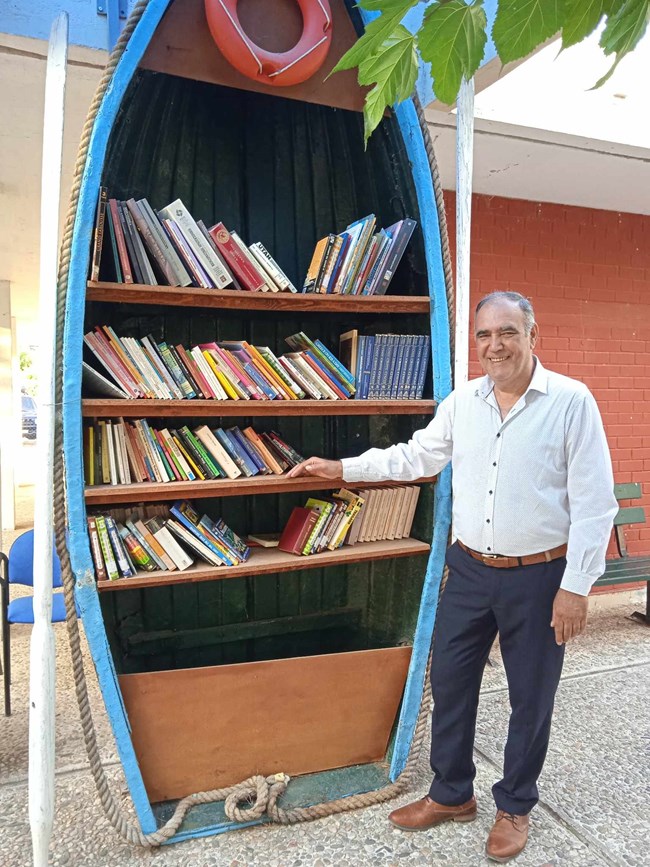 Θεσσαλονίκη: Το άδειο κουφάρι μίας εγκαταλελειμμένης βάρκας "μεταμορφώθηκε" σε πρωτότυπη βιβλιοθήκη στην Καλαμαριά
