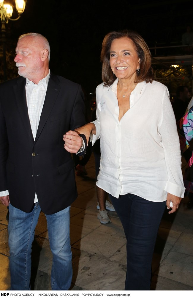 Ντόρα Μπακογιάννη: Η εμφάνισή της στις εκλογές με κομψό λευκό πουκάμισο