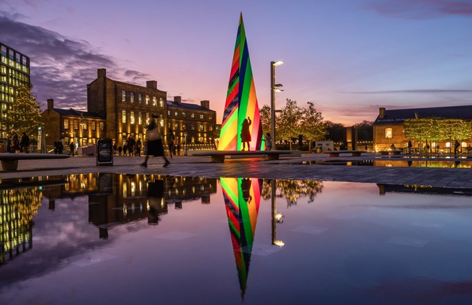 Λονδίνο: Ένα Χριστουγεννιάτικο δέντρο - έργο τέχνης φωτίζει μοναδικά την Μητρόπολη