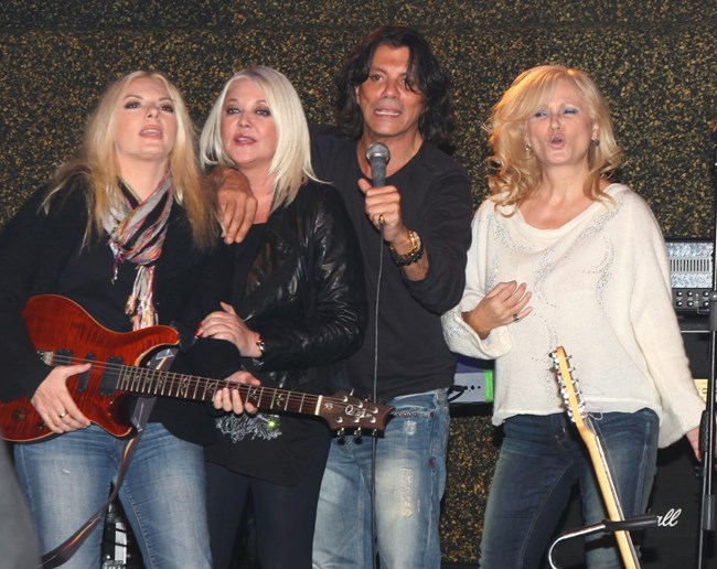 Όταν η Αγγελική Νικολούλη "ρόκαρε" με την Ρούλα Κορομηλά και τον Ηλία Ψινάκη