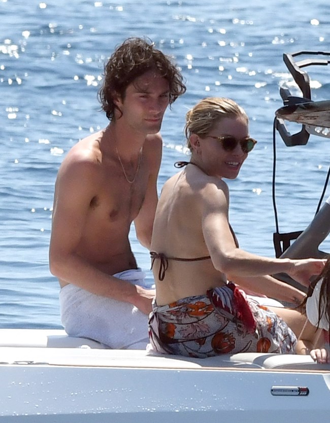 Σιένα Μίλερ, Ολι Γκριν