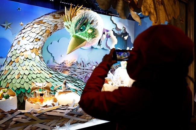 Η Κατρίν Ντενέβ εγκαινίασε την εορταστική περίοδο στο Παρίσι