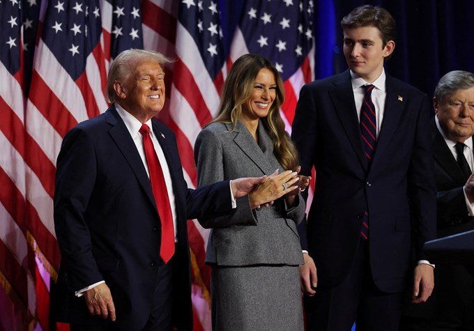 Ντόναλντ Τραμπ: Οι πρώτες ευχαριστίες και ένα (ακόμα) άβολο φιλί στην Μελάνια