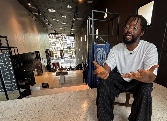 Τα ρούχα του σχεδιαστή Adeju Thompson δεν γνωρίζουν φύλο και φοριούνται από όλους, όλες, όλα