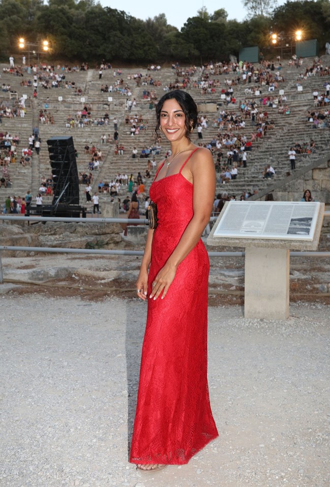 Φωτιά στα κόκκινα η Ευγενία Σαμαρά στην παράσταση που παίζει ο Οδυσσέας Παπασπηλιόπουλος