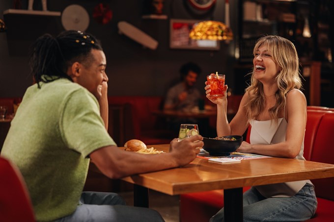 Η νέα καμπάνια των TGI Fridays είναι μια γιορτή αυθεντικότητας και απόλαυσης