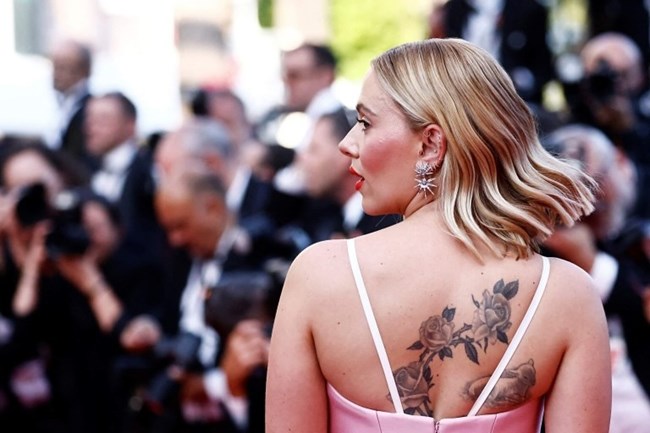 Σκάρλετ Γιοχάνσον: Το τατουάζ στην πλάτη της "αποκάλυψε" τον έρωτα της ζωής της