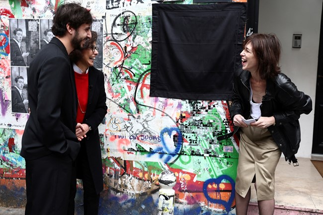 Σερζ Γκενσμπούρ: Τιμητική πλακέτα του Γαλλικού Υπουργείου Πολιτισμού, στο σπίτι-μουσείο του διάσημου μουσικού