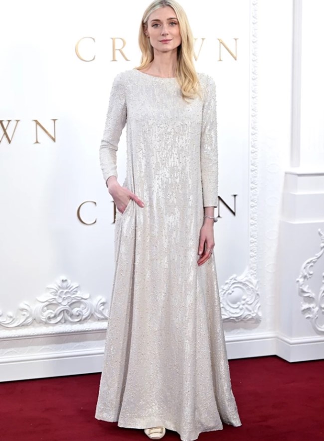 To εκθαμβωτικό Dior look της Ελίζαμπεθ Ντεμπίκι στο gala για το φινάλε του The Crown