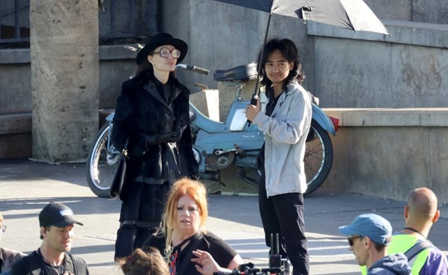 Θερμή υποδοχή της Αντζελίνας Τζολί από τους θαυμαστές της στην Ηλεία