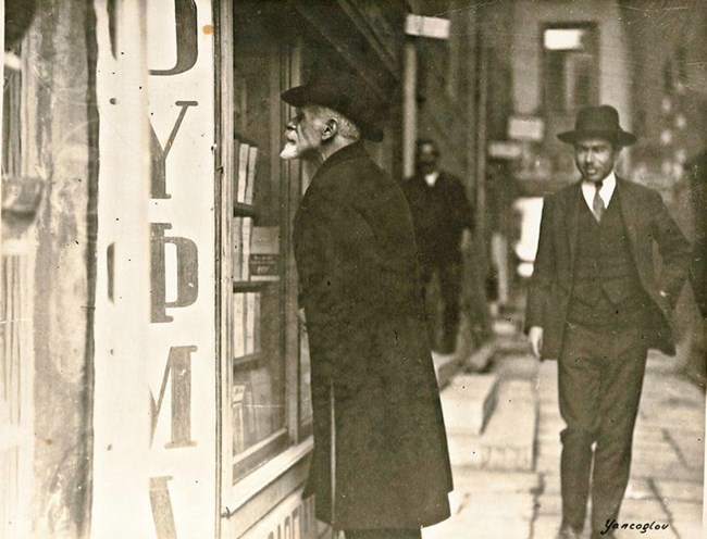 Κωστής Παλαμάς: Mία μοναδικά σπάνια φωτογραφία του στην δεκαετία '30 μπροστά στο βιβλιοπωλείο Κάουφμαν