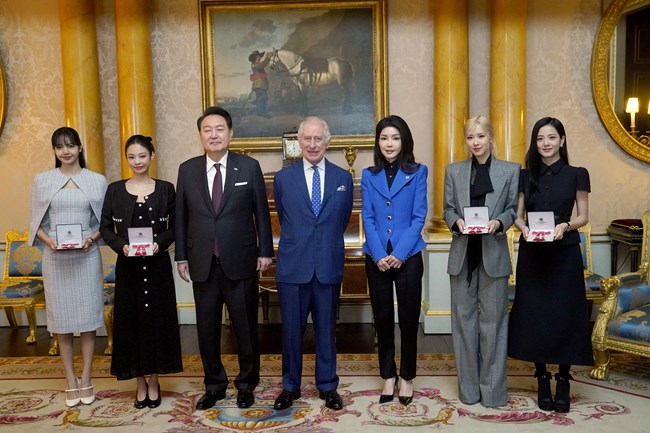 O Βασιλιάς Κάρολος φοράει γραβάτα με την ελληνική σημαία καθώς υποδέχεται τον Πρόεδρο της Νότιας Κορέας