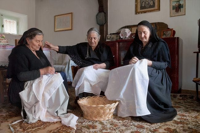 Καρσανικό κέντημα: η αριστοτεχνική βελονιά που εφηύρε η Μαρία, η "Κουτσοχέρω"