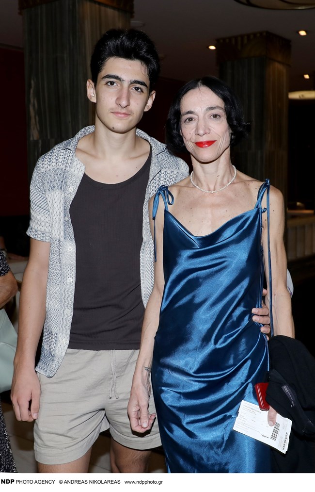 Ο Νίκος Κουρής υποδέχθηκε τη σύζυγό του, Έλενα Τοπαλίδου και τον γιο τους στη θεατρική του πρεμιέρα