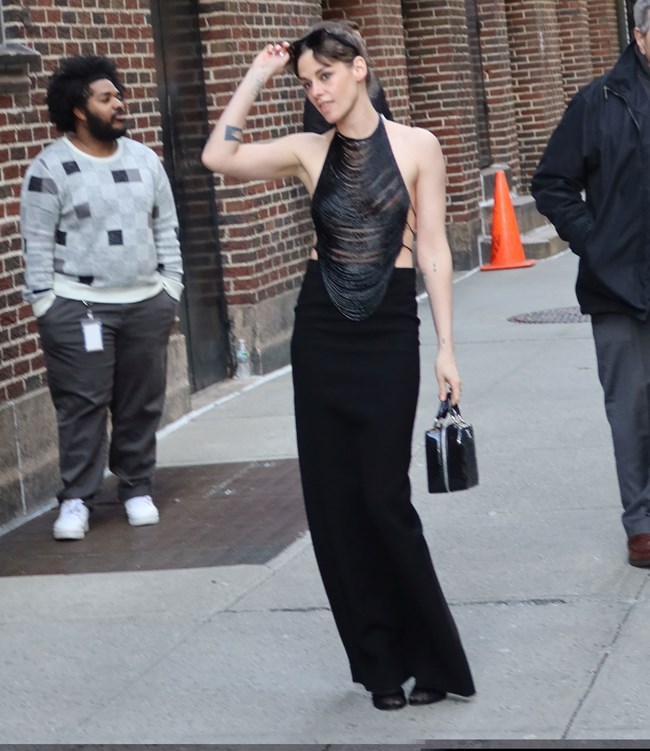 Κρίστεν Στιούαρτ: Το υπέροχα αμφιλεγόμενο "Dark style" και τα Chanel αξεσουάρ