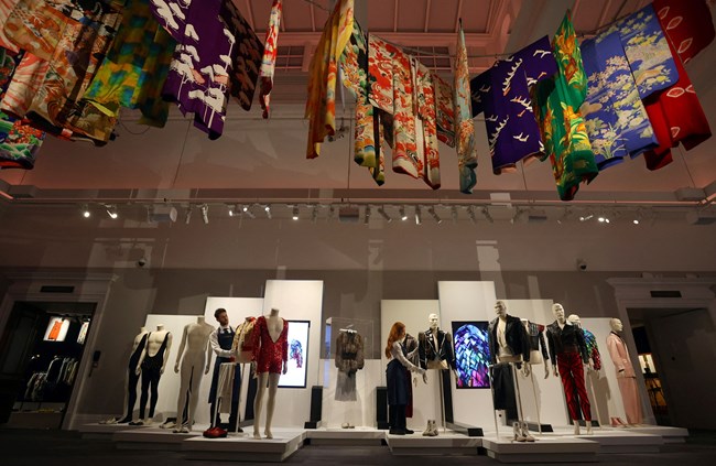 Φρέντι Μέρκιουρι: η έκθεση και η δημοπρασία του Sotheby's αποδεικνύουν πως ήταν και style icon