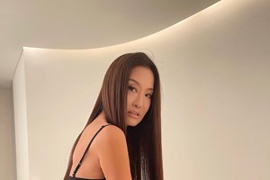 Η Βέρα Γουάνγκ είναι επίσημα ο θηλυκός Μπέντζαμιν Μπάτον- Η φωτογραφία με το λευκό μαγιό που ξετρέλανε τους followers της