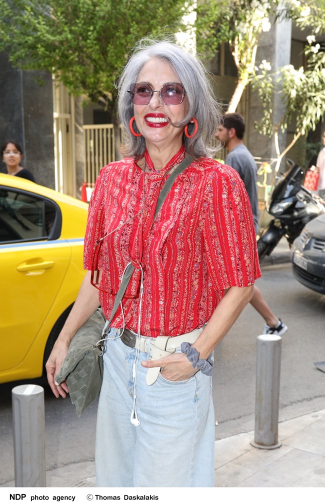 Ματθίλδη Μαγγίρα: Gray hair και κόκκινο κραγιόν - Τα συνδύασε άψογα