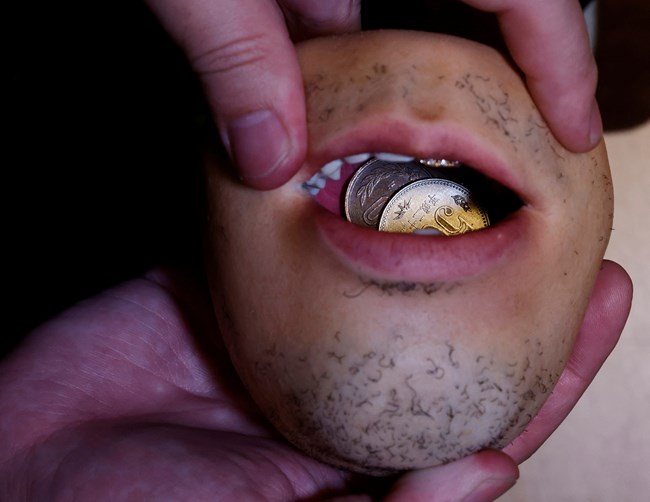 Γιαπωνέζος DJ εντυπωσιάζει και φρικάρει με τα αξεσουάρ - ανθρώπινα μέλη