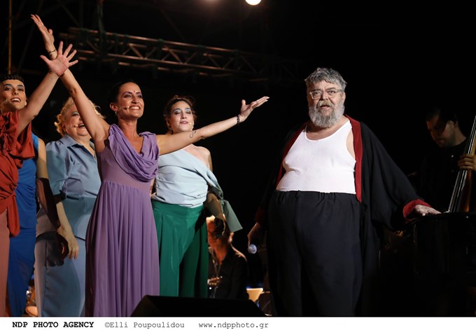 Μίρκα Παπακωνσταντίνου | Σπάνια εμφάνιση με τον σύζυγό της, Ρήγα Αξελό σε θεατρική βραδιά