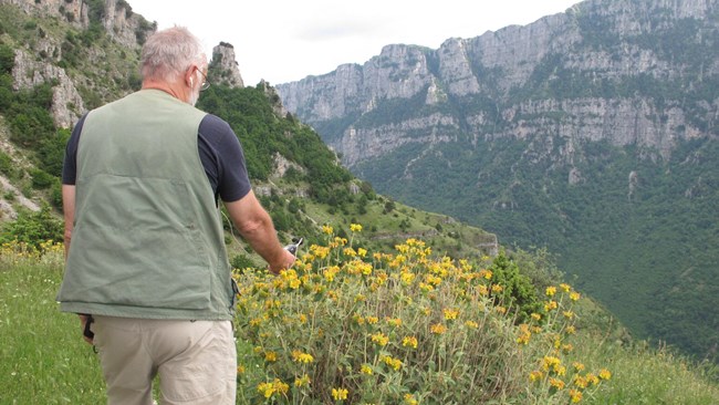 Πίτερ Ανίρ: Ο Άγγλος που συλλέγει ελληνικά ηχοτοπία- από τη βοή των μελισσών ως τις ζαγοριανές μελωδίες